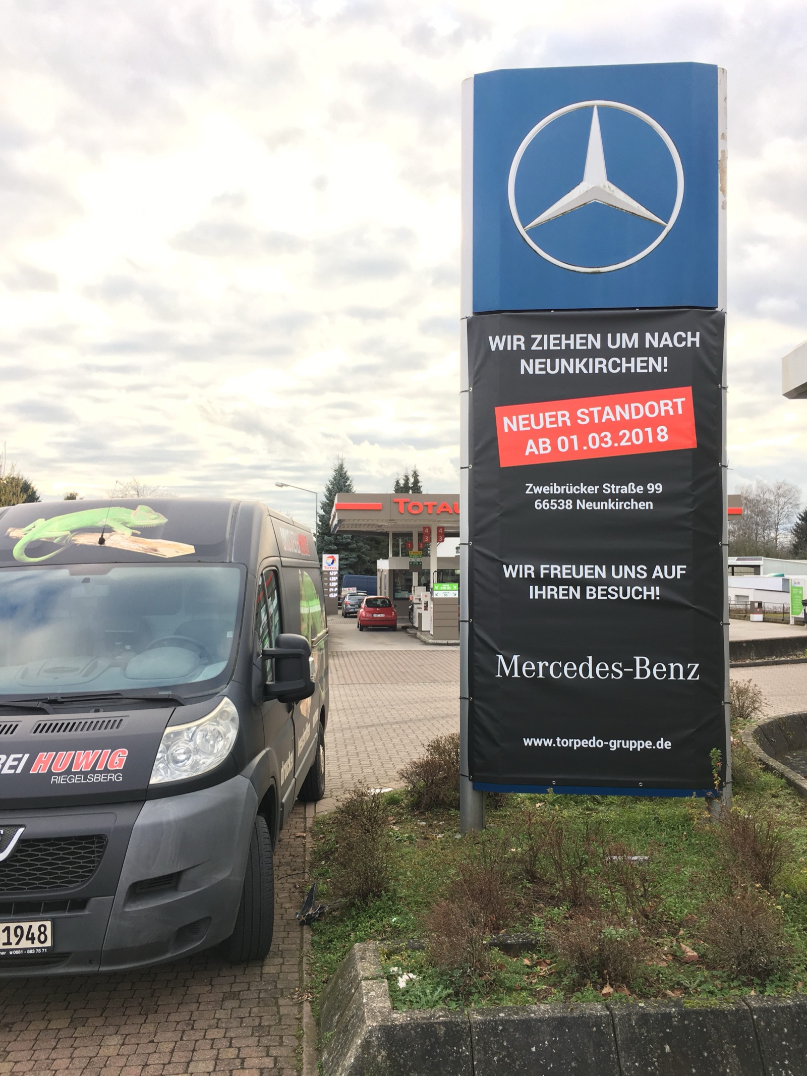 Werbebanner, konfektioniert und geöst