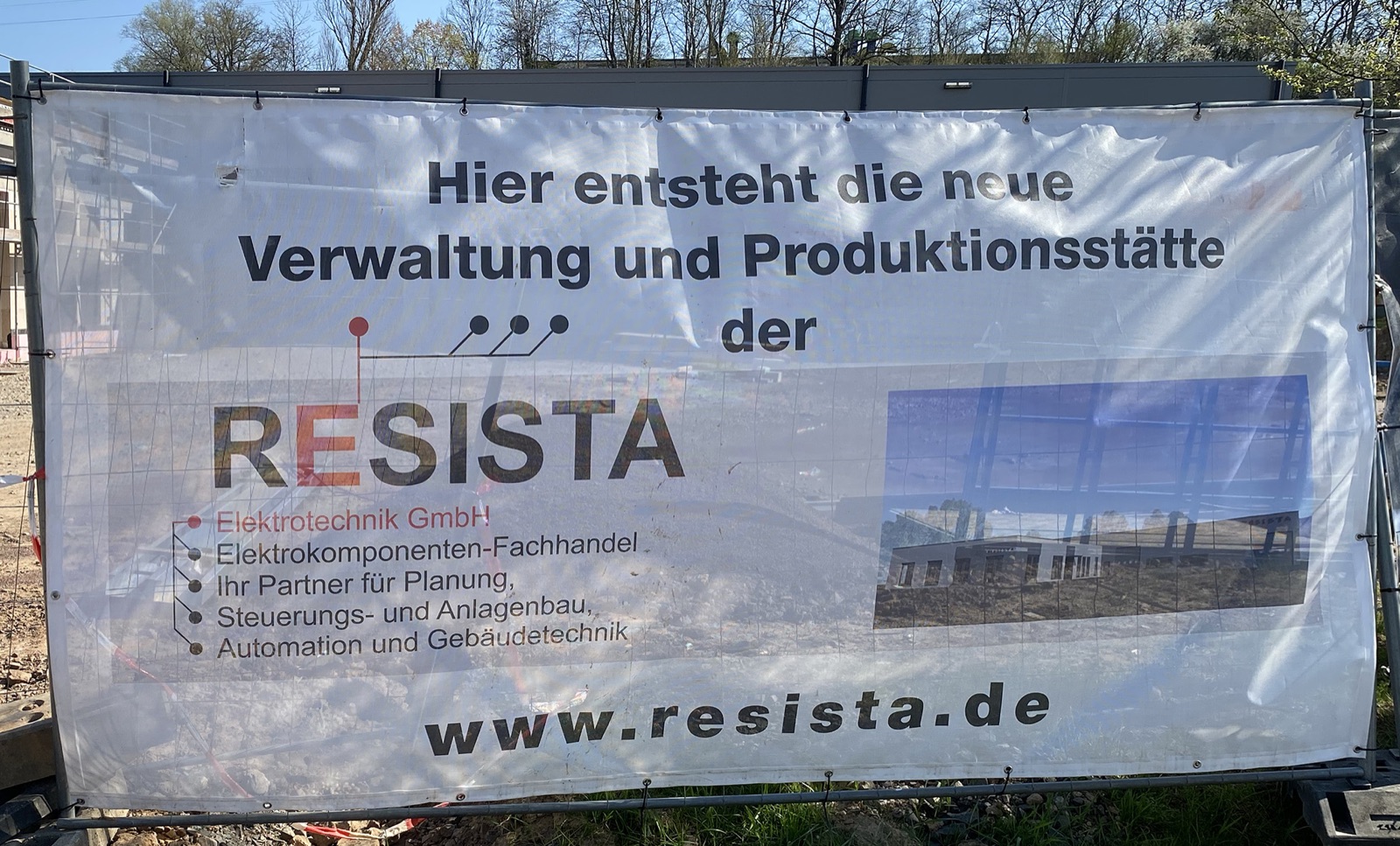 Großes Banner im Außeneinsatz