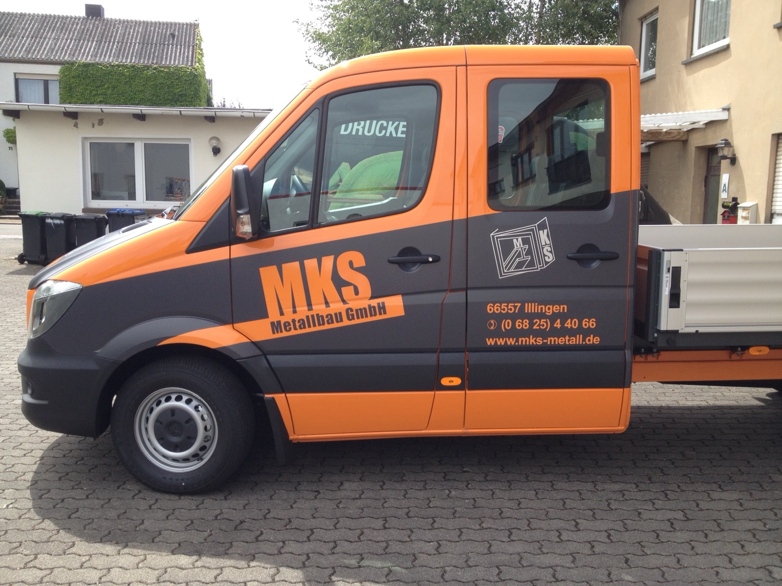 Fahrzeugbeschriftung auf einem Transporter