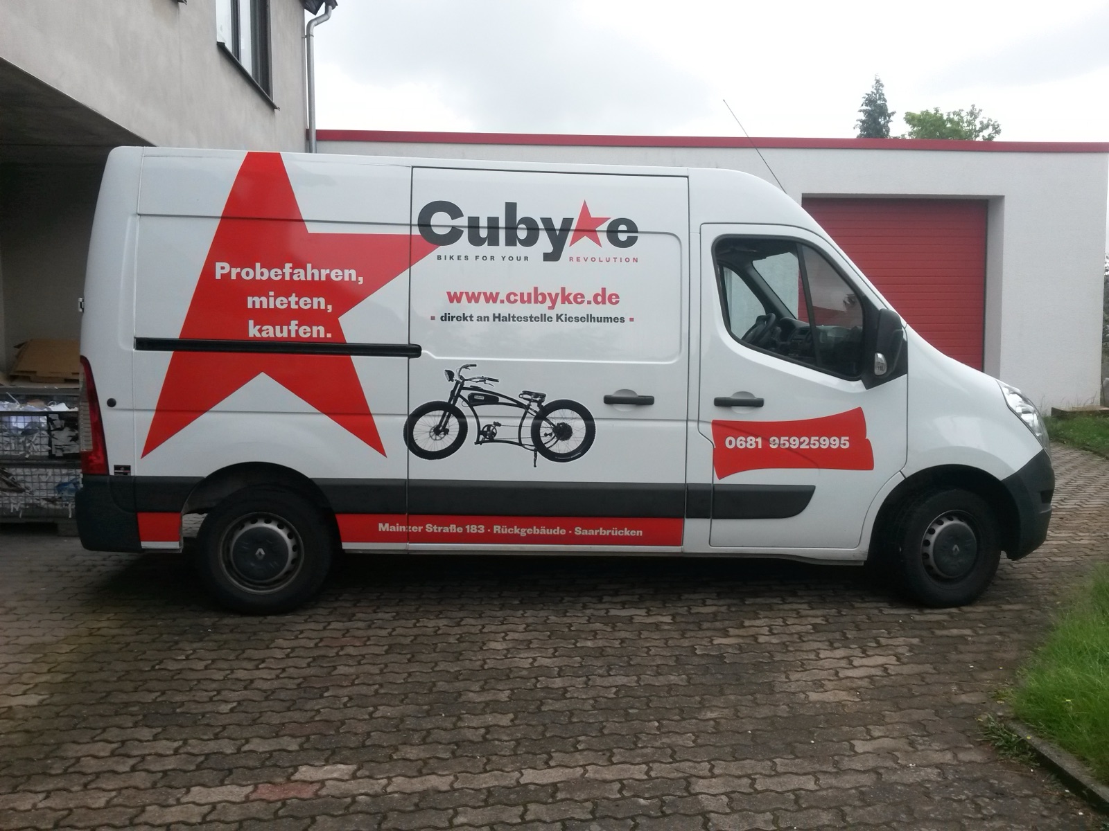 Beschrifteter Firmenwagen der Druckerei Huwig