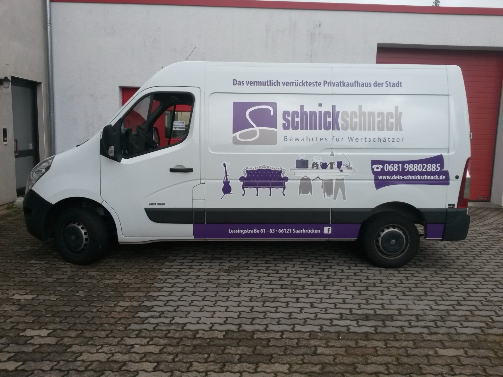 Beschrifteter Firmenwagen mit Logo und Kontaktdaten