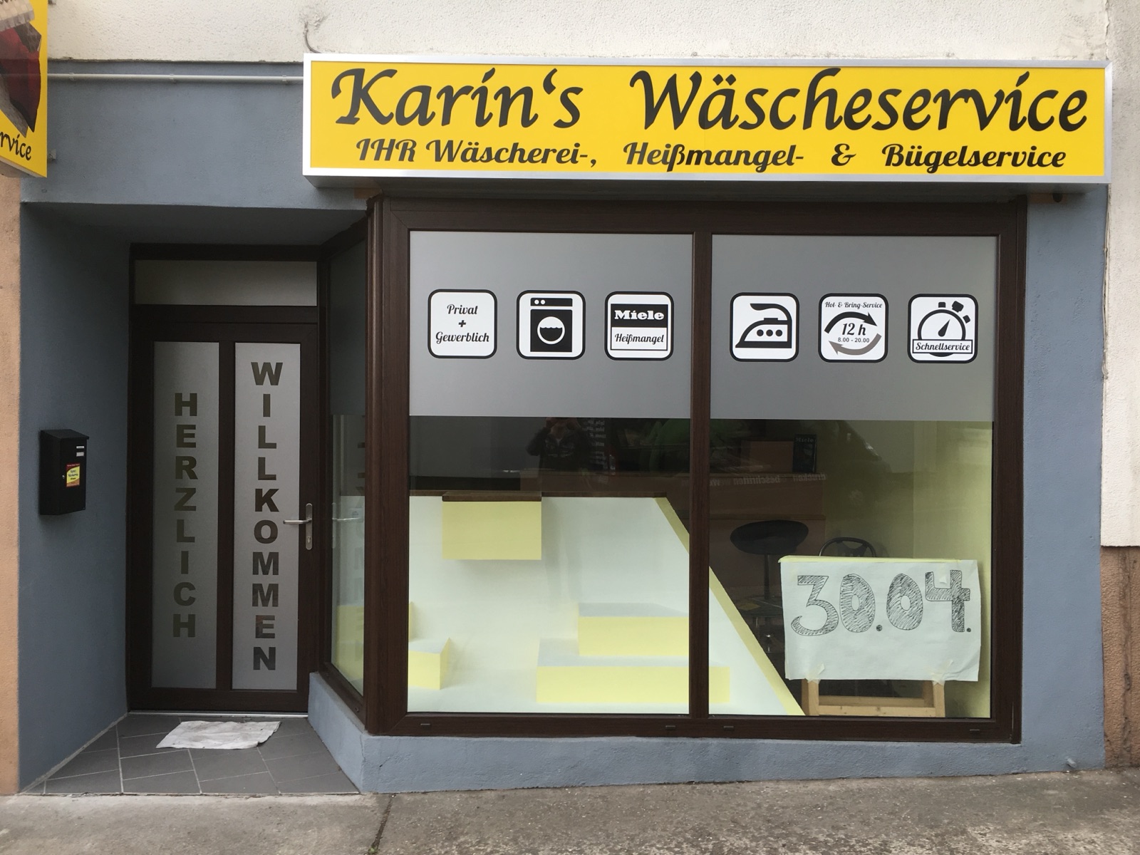 Beschriftetes Schaufenster mit Firmenlogo