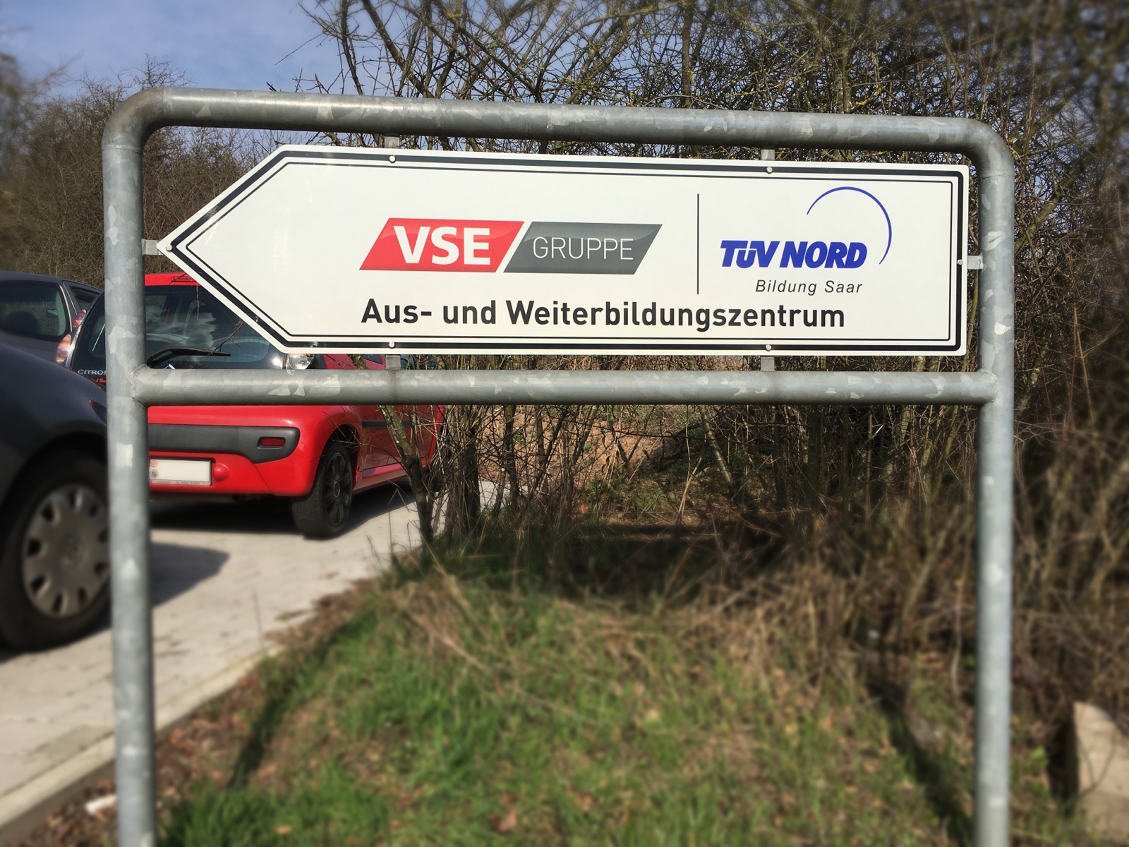 Firmenschild an einer Fassade