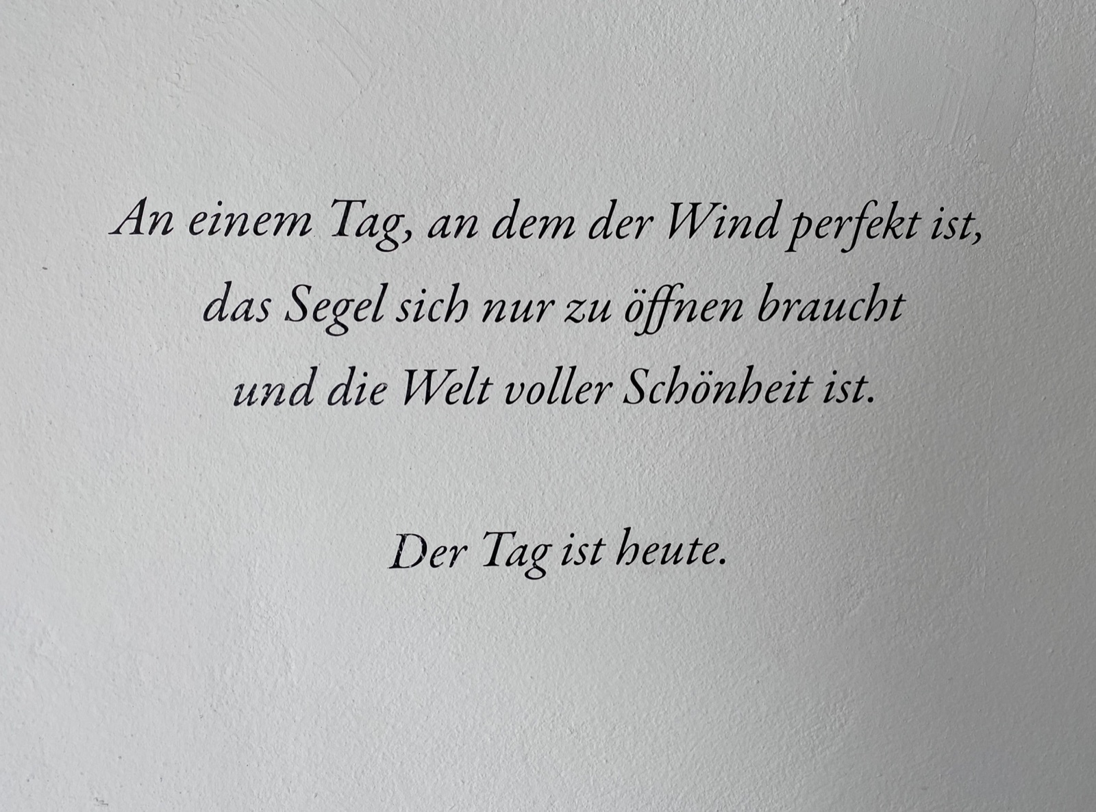 Wandtattoo-Schriftzug an einer Bürowand